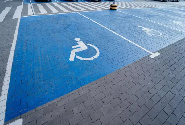 Czy miejsca parkingowe dla niepełnosprawnych są płatne? Sprawdź zasady!