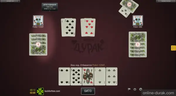 Gra w duraka online. Na stole karty, gracze to roboty. Czas na ruch.