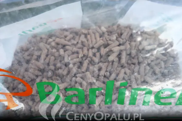 Worek z pelletem Barlinek. Czy pellet Barlinek jest dobry? Widać drobne, brązowe granulki.