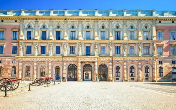 Det ståtliga Stockholms slott med sina kanoner på borggården.
