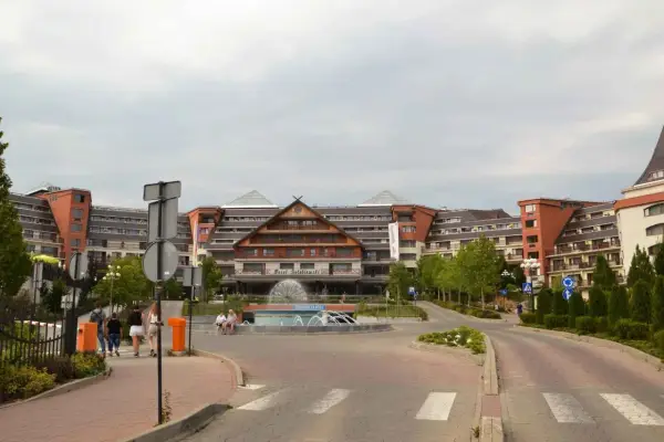 Hotel Gołębiewski w Karpaczu z fontanną przed wejściem. Kamery hotelowe zapewne uchwyciły ten widok.