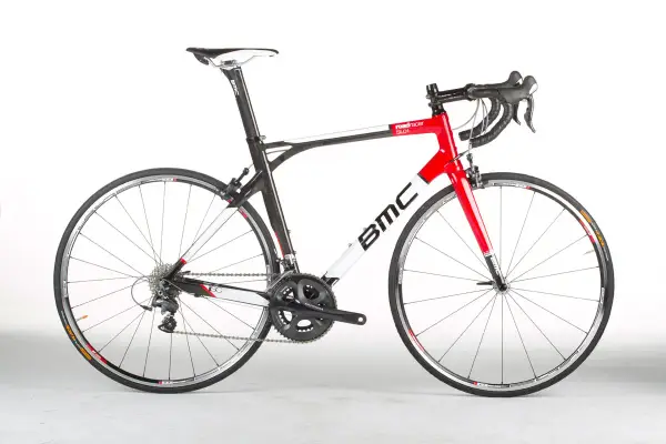 BMC Roadracer SL01 Rennrad in Rot und Weiß, bereit für die nächste Ausfahrt.