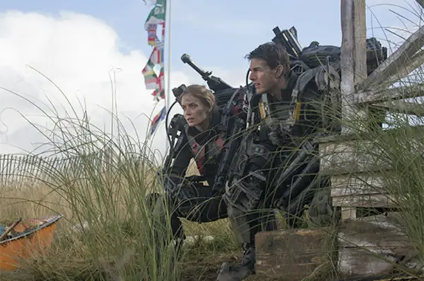 Emily Blunt och Tom Cruise i sina exosuits, redo för strid. Rollistan i Edge of Tomorrow är redo att möta fienden.