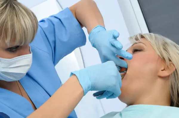 Jak dentysta wyrywa zęba? Poznaj etapy i uniknij bólu podczas zabiegu