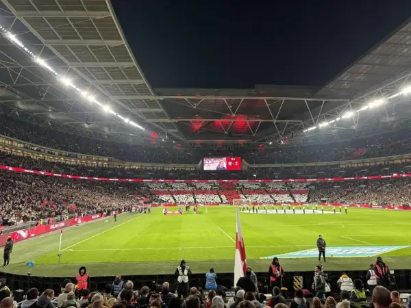 Stadion pełen kibiców podczas meczu ligi angielskiej. Na telebimie wynik 0:0.