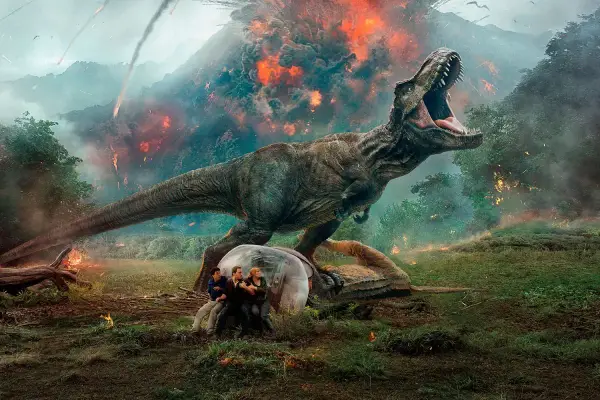 Un T-Rex ruge ante una erupción volcánica mientras personas en una esfera intentan escapar. Es como soñar con dinosaurios en medio del caos.