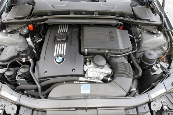 Silnik BMW E90 2.0 benzyna, czysty i zadbany, gotowy do jazdy.