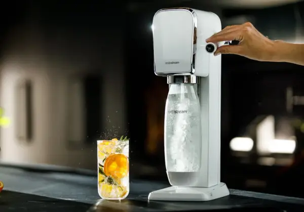 Woda gazowana z cytrusem i rozmarynem, przygotowana na SodaStream. Czy woda ma kalorie? Ta orzeźwiająca opcja z pewnością nie!