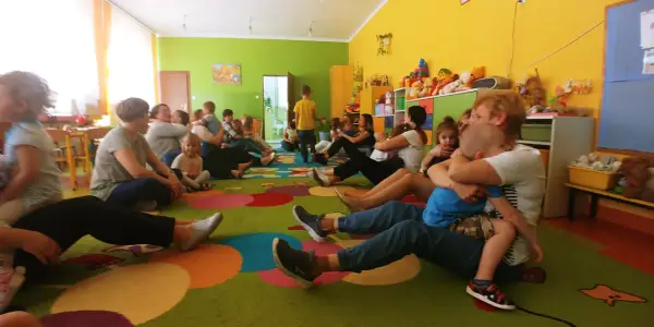 Zabawy integracyjne dla dzieci i rodziców w przedszkolu – proste pomysły na lepszą relację