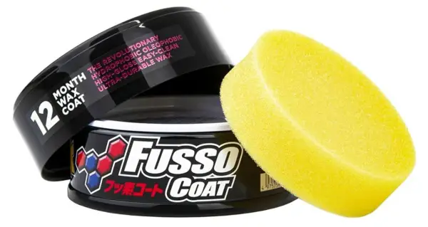 En burk med Fusso Coat 12 Month Wax Coat och en gul applikatorsvamp. Ger en revolutionerande, hydrofobisk och hållbar glans.