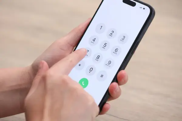 Dłoń wybiera numer na telefonie. Czy to połączenie alarmowe? "Ice co to?" - może ktoś pyta o pomoc.