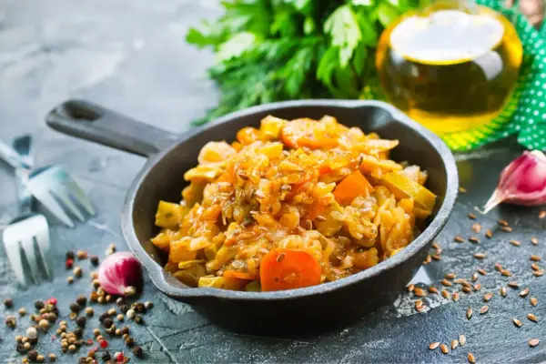 Bigos z młodej kapusty z mięsem - jak zrobić idealny?