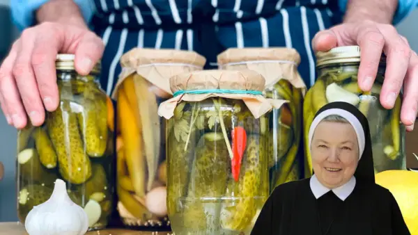 Słoiki z ogórkami i przyprawami, gotowe do przetworzenia. Siostra zakonna uśmiecha się, sugerując, że to jej sekretny pikle przepis.