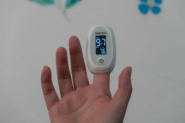 Pulsoksymetr na palcu pokazuje 97% nasycenia tlenem i 76 uderzeń na minutę. To dobry wynik, znacznie lepszy niż tętno spoczynkowe 50.