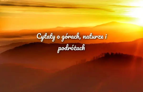Zachód słońca nad mglistymi górami z białym napisem "Cytaty o górach, naturze i podróżach".