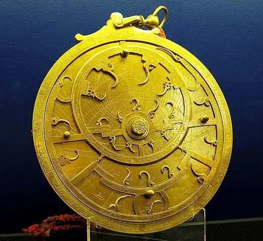 Kto wynalazł kompas i jak wpłynął na historię nawigacji
