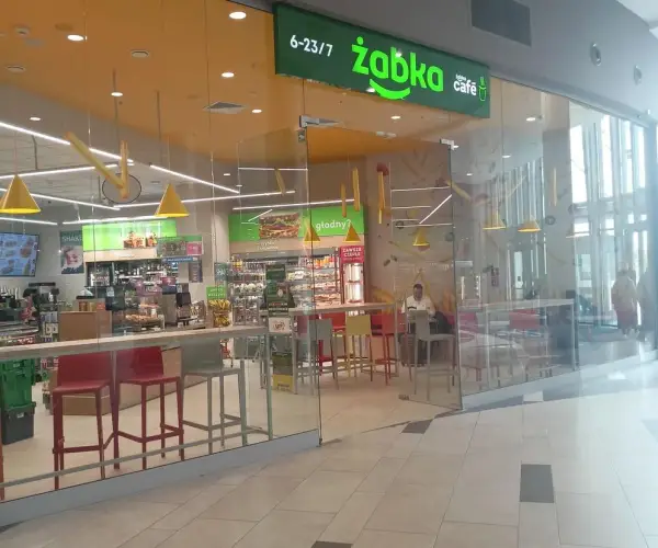 Ile zarabia pracownik Żabki miesięcznie? Sprawdź, co wpływa na pensję
