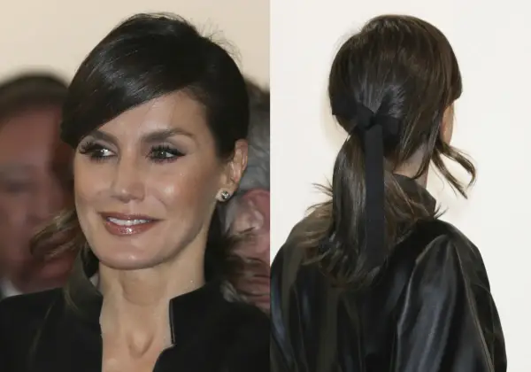 Recogidos fáciles informales: coleta baja con lazo negro, ideal para un look moderno y desenfadado.