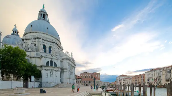 La majestueuse basilique Santa Maria della Salute à Venise, avec ses dômes imposants, se dresse face au Grand Canal.