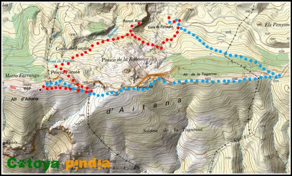 Mapa topográfico de la **sierra de Aitana** con rutas marcadas en rojo y azul. Se aprecian puntos de interés como Coves de Forata y Alt d'Aitana.