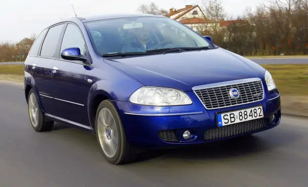 Niebieski Fiat Croma 1.9 JTD jedzie po drodze.