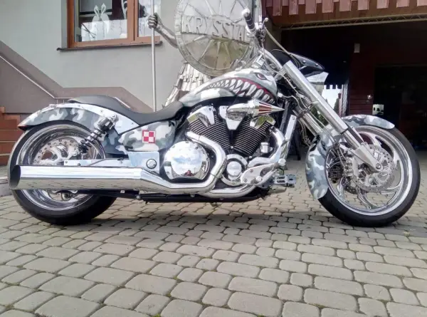 Customowy motocykl Honda VTX 1800 w malowaniu kamuflażowym z grafiką rekina. Dane techniczne tego potwora budzą respekt.