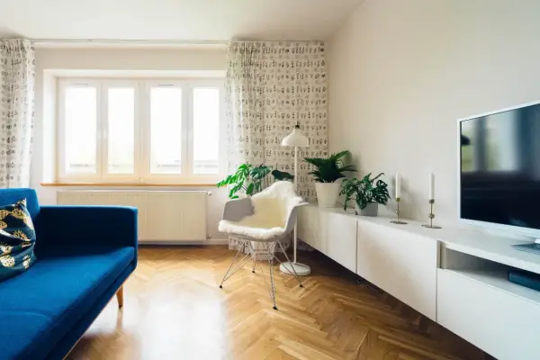 Jak urządzić salon z białymi meblami, aby uniknąć monotonii?