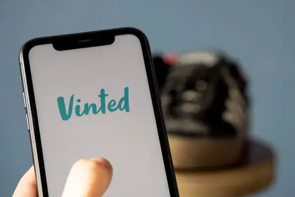 Telefon z aplikacją Vinted. Dowiedz się, jak wpłacić pieniądze na Vinted, aby kupić wymarzone ubrania.