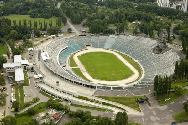 Stadion Śląski, miejsce, gdzie rozbrzmiewa polski **chant po polsku**, z lotu ptaka. Zielona murawa, trybuny i otaczający las.