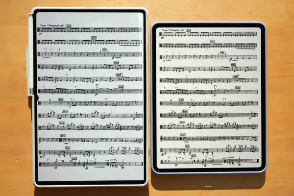 Deux partitions musicales affichées sur des tablettes, montrant des nuances en musique, du pianissimo au fortissimo, avec des indications de tempo et de dynamique.