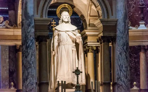 Kamienna postać króla z berłem i jabłkiem, ozdobiona złotym nimbem, stoi w monumentalnym wnętrzu bazyliki św. Stefana w Budapeszcie.