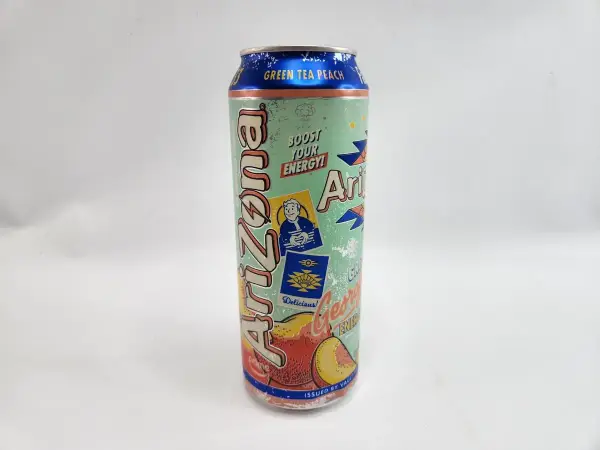 Puszka zielonej herbaty z brzoskwinią Arizona. To napój, który doda Ci energii!