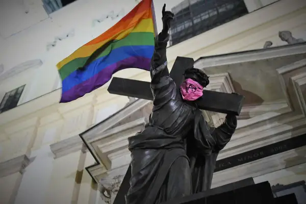 Wiara i tęcza: Zrozumieć konflikt symboli w Polsce