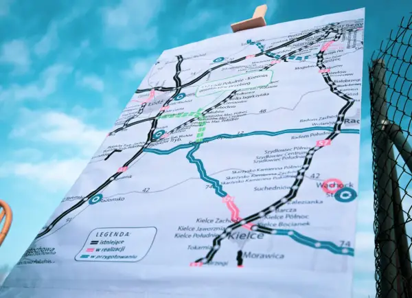 Mapa drogowa z zaznaczonymi trasami, w tym kierunkowy 42, który prowadzi do Kielc.