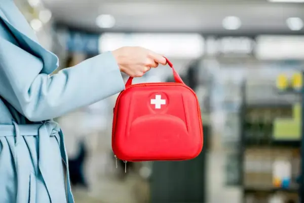 Czego nie powinno być w apteczce, aby uniknąć niebezpieczeństw?