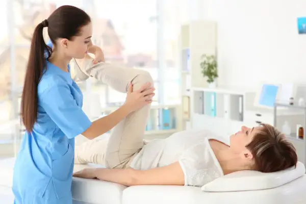 Czym się różni fizjoterapeuta od rehabilitanta? Kluczowe informacje