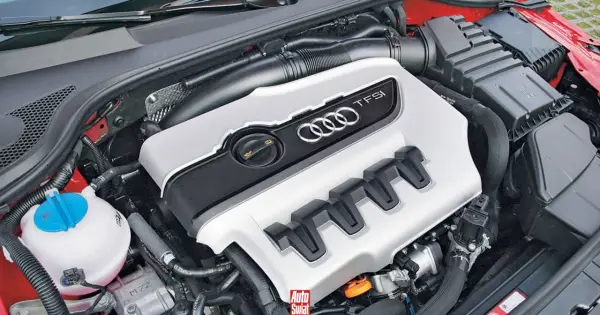 Silnik 2.0 TFSI z Audi A5, gotowy do pracy. Widoczna pokrywa silnika z logo Audi i oznaczeniem TFSI.