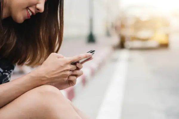 Platformy rozrywkowe online z dogodnymi minimalnymi depozytami: zalety i ograniczenia
