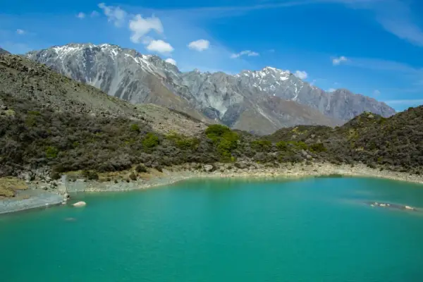 Poznaj najczystsze jezioro na świecie: fenomen przejrzystości Blue Lake