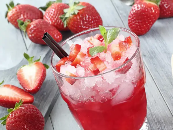 Pyszny drink z mrożonych truskawek i wódki, który musisz spróbować