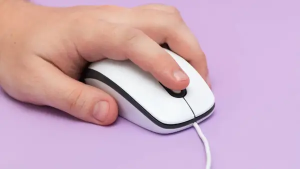 Nie możesz włączyć myszy w laptopie? Sprawdź te proste sposoby!