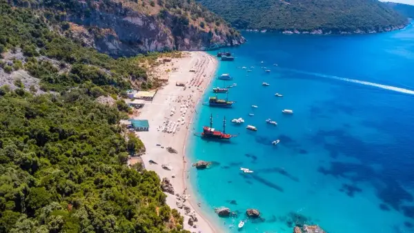 Nad jakim morzem leży Albania? Odkryj Adriatyk i Jońskie!