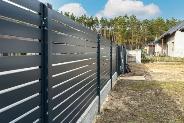 Ile kosztuje ogrodzenie działki? Poznaj zaskakujące ceny materiałów!