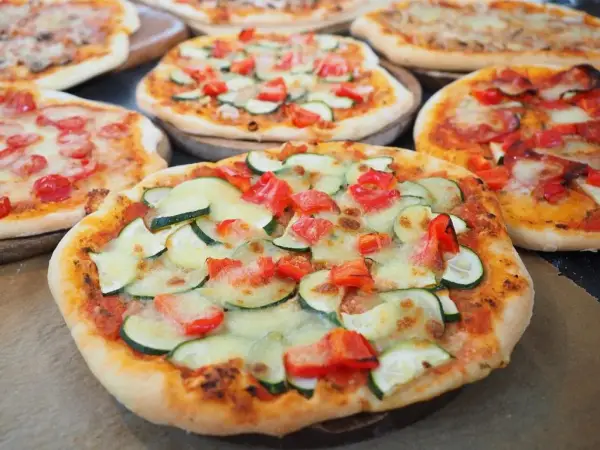 Jak zrobić szybko pizzę w domu bez drożdży – prosty przepis w 30 minut