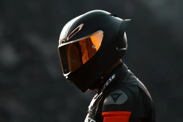 Jak wybrać kask motocyklowy, aby uniknąć niebezpieczeństwa i bólu