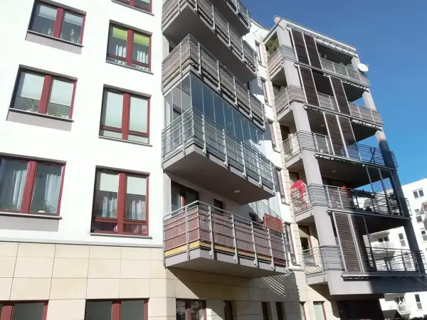 Ile kosztuje zabudowa balkonu w bloku? Poznaj ukryte koszty i opcje