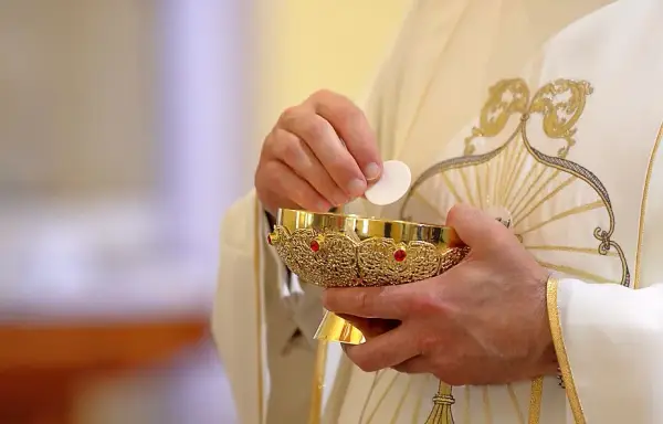 Kto nie może przyjmować komunii świętej? Poznaj ważne przeszkody
