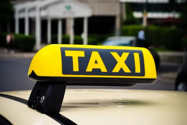 Ile kosztuje taxi w Warszawie za kilometr? Sprawdź ceny i oszczędzaj