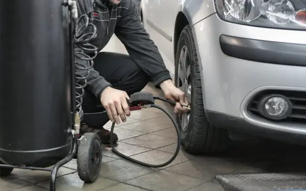 Jak długo działa kompresor akumulatorowy na jednym ładowaniu?