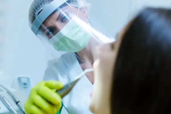 Nadwrażliwość zębów objawy: Jak rozpoznać ból i unikać cierpienia